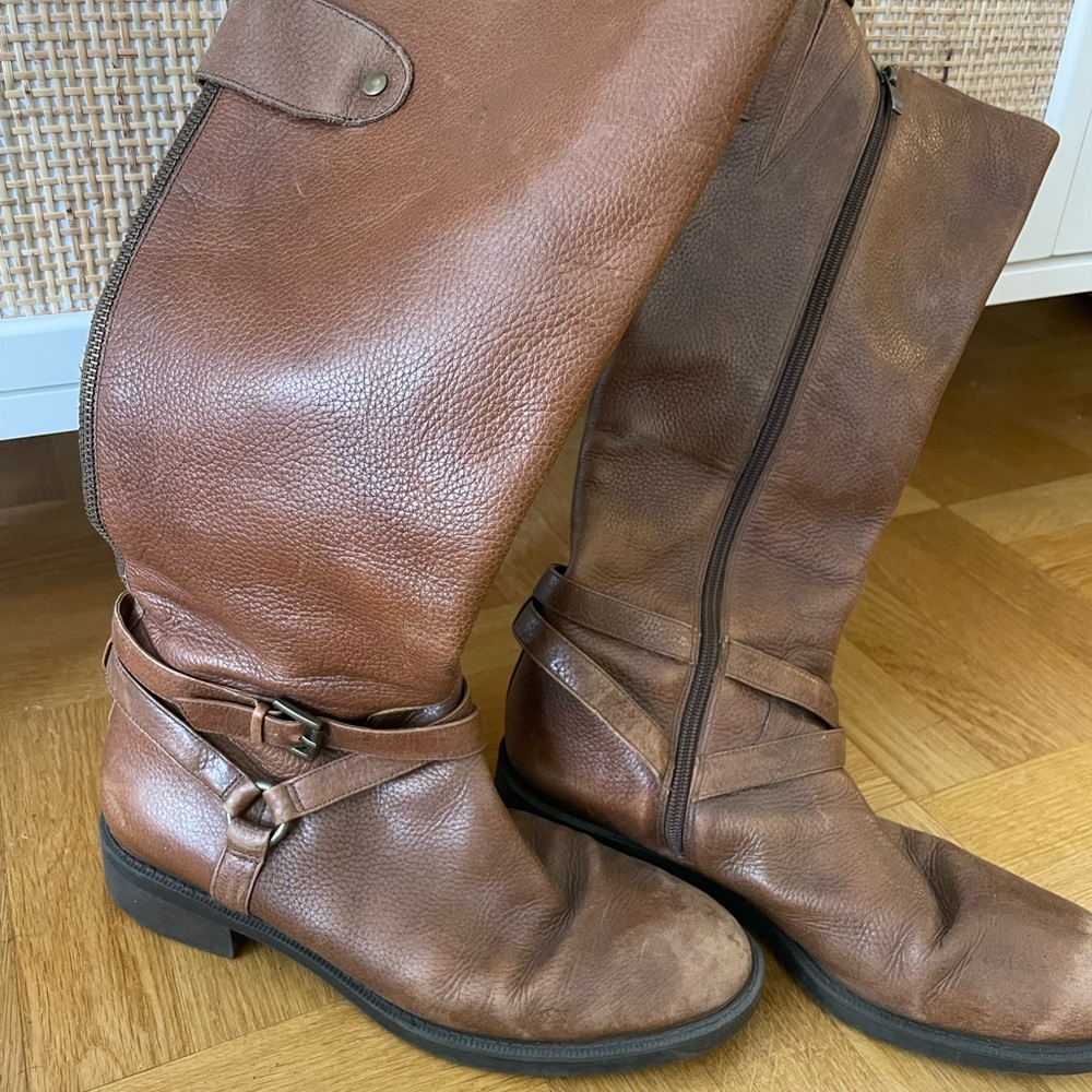 Brown leather boots. Fair condition